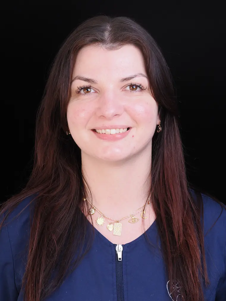 Cassie, Assistante dentaire au Cabinet de l'Aigle