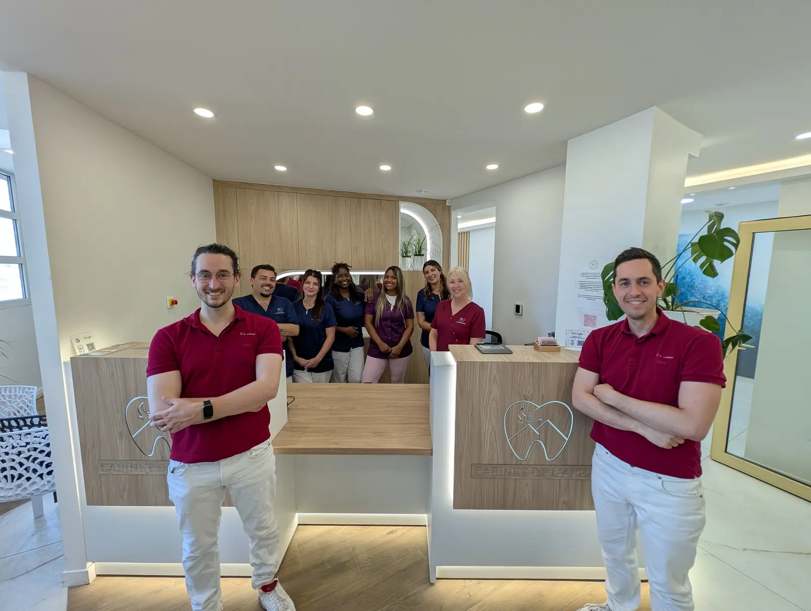 L'équipe d'Aigle Orthodontie à l'accueil du cabinet